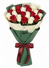 Букет Микс из красных и белых роз в Локомотивный