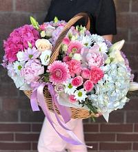 Композиция солнечный день в Локомотивный Цветочная композиция из Розы, Хризантемы, Пионы и Лизиантусы в корзине в Локомотивный