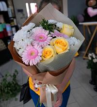 Букет цветов из:  Герберы, Розы и Хризантемы в Локомотивный