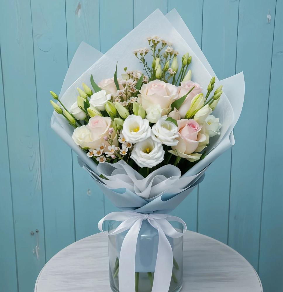 Букет цветов из: Розы и Лизиантусы в Локомотивный