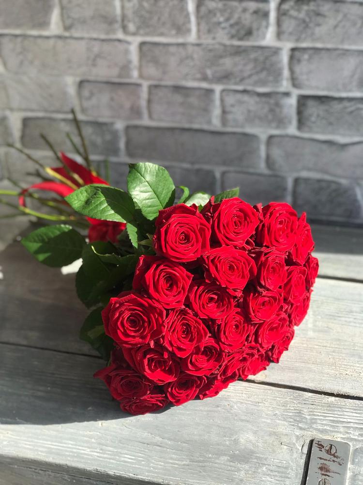 Букет Красные розы Фридом в Локомотивный