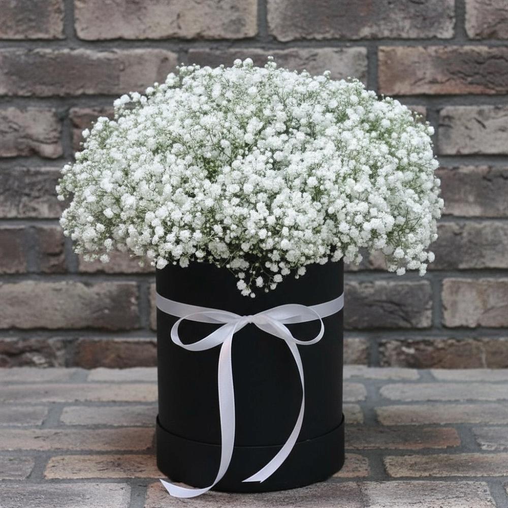 Цветочная композиция из Гипсофила в шляпной коробке в Локомотивный