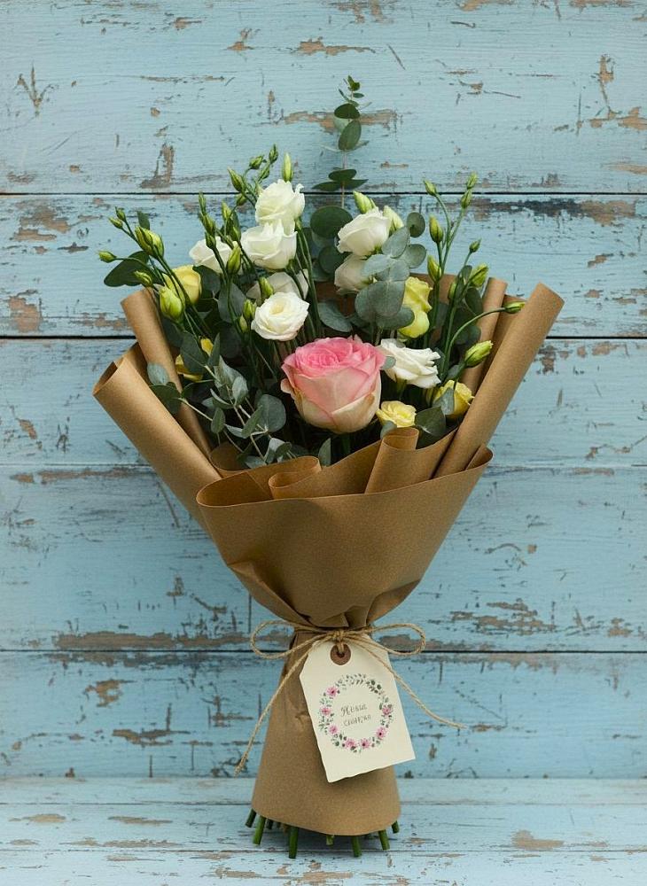 Букет цветов из: Розы и Лизиантусы в Локомотивный