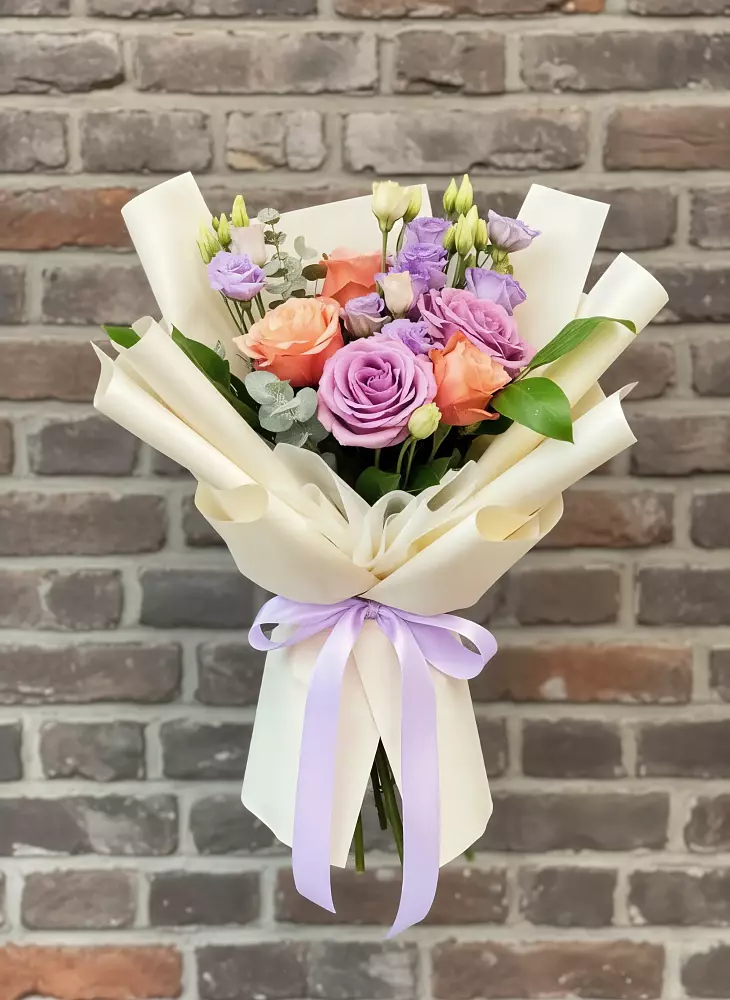 Букет цветов из: Лизиантусы и Розы в Локомотивный