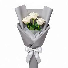 Букет 3 белые розы в Локомотивный