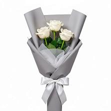 Букет 3 белые розы в Локомотивный