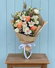 Букет цветов из:  Альстромерии, Лизиантусы, Розы и Хризантемы в Локомотивный