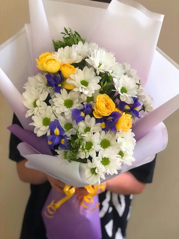 Букет цветов из: Ирисы, Хризантемы и Розы в Локомотивный