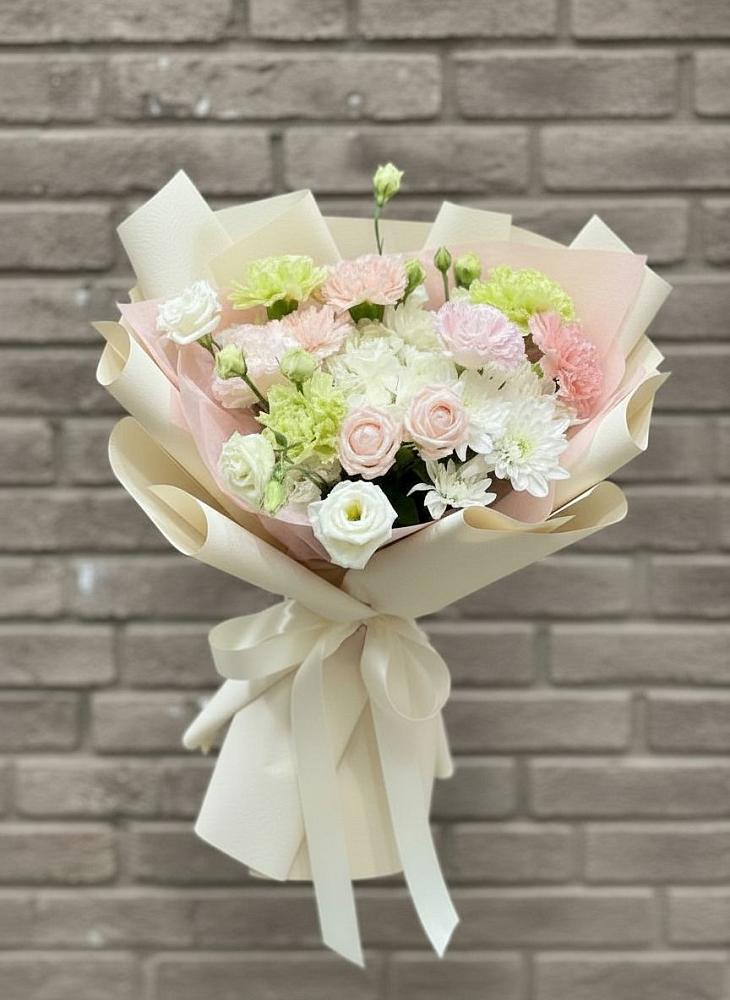 Букет цветов из: Гвоздики, Розы, Лизиантусы и Хризантемы в Локомотивный