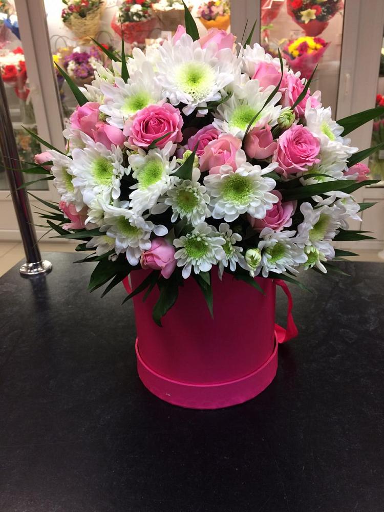 Цветочная композиция из Розы и Хризантемы в шляпной коробке в Локомотивный