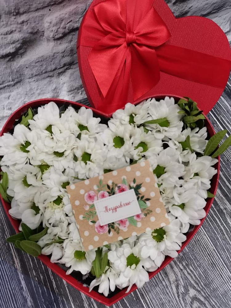 Цветочная композиция из Хризантемы в виде сердца в Локомотивный