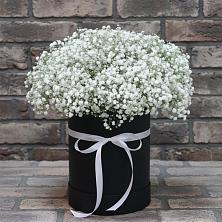 Цветочная композиция из Гипсофила в шляпной коробке в Локомотивный