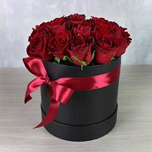 Цветочная композиция из Розы в шляпной коробке в Локомотивный