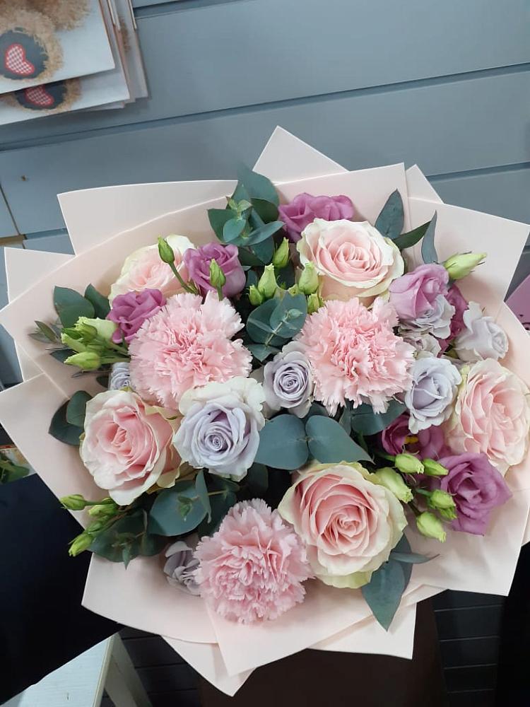 Букет цветов из: Розы, Гвоздики и Лизиантусы в Локомотивный