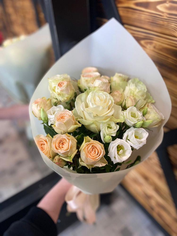 Букет цветов из: Розы и Лизиантусы в Локомотивный