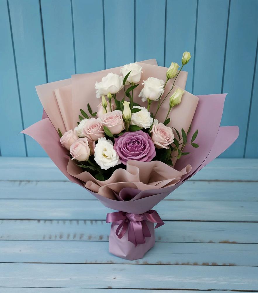 Букет цветов из: Розы и Лизиантусы в Локомотивный